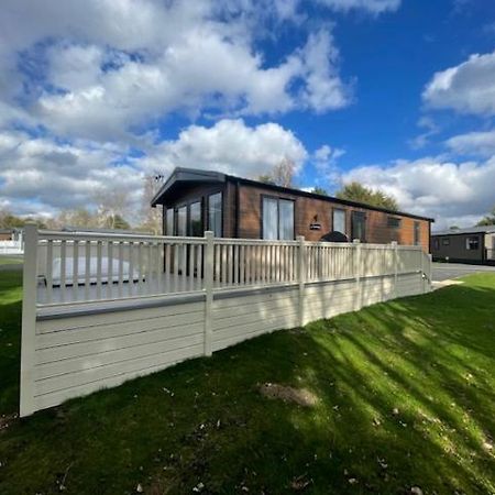 Stone Beck Lodge With Hot Tub York Exterior photo