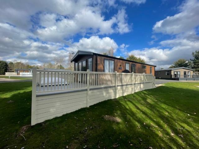 Stone Beck Lodge With Hot Tub York Exterior photo